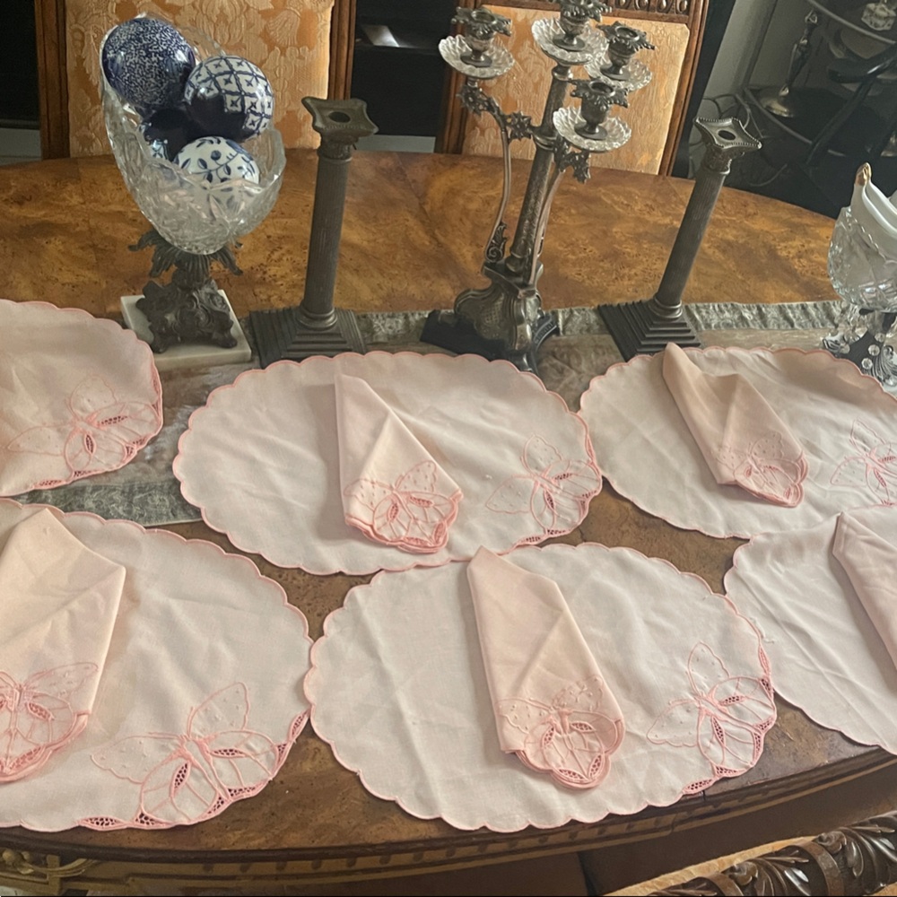 Classic Scalloped Embroidered Placemat and Napkin Set - Pink